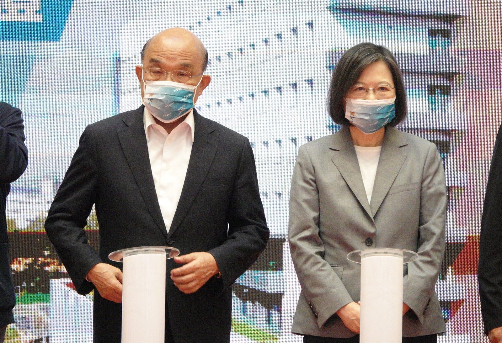 蔡英文總統(右)、行政院長蘇貞昌今出席屏東榮總開幕,蘇貞昌致詞時說,他之所以從停車位講起,背後是有原因。記者劉學聖/攝影