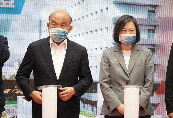 蔡英文總統(右)、行政院長蘇貞昌今出席屏東榮總開幕,蘇貞昌致詞時說,他之所以從停車位講起,背後是有原因。記者劉學聖/攝影