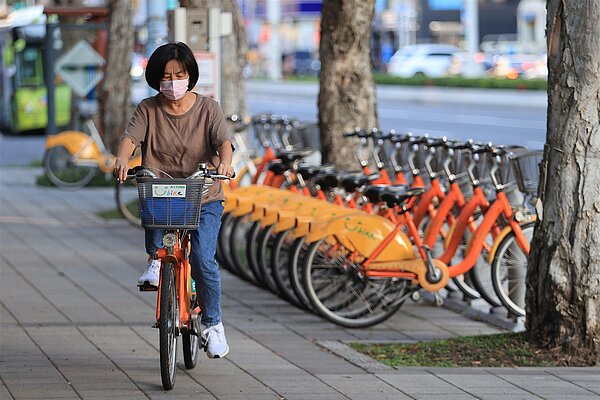 台北市的YouBike1.0將於12月3日全數退場,並逐一拆除車柱。記者蘇健忠/攝影