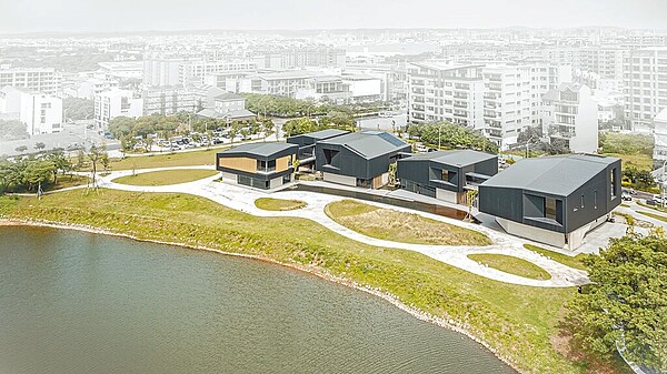 橫山書法館以硯台意象成為地景，有如將5個硯石內斂而分散地放置在埤塘旁，形成流動的書寫地景。（潘天壹建築師事務所提供）