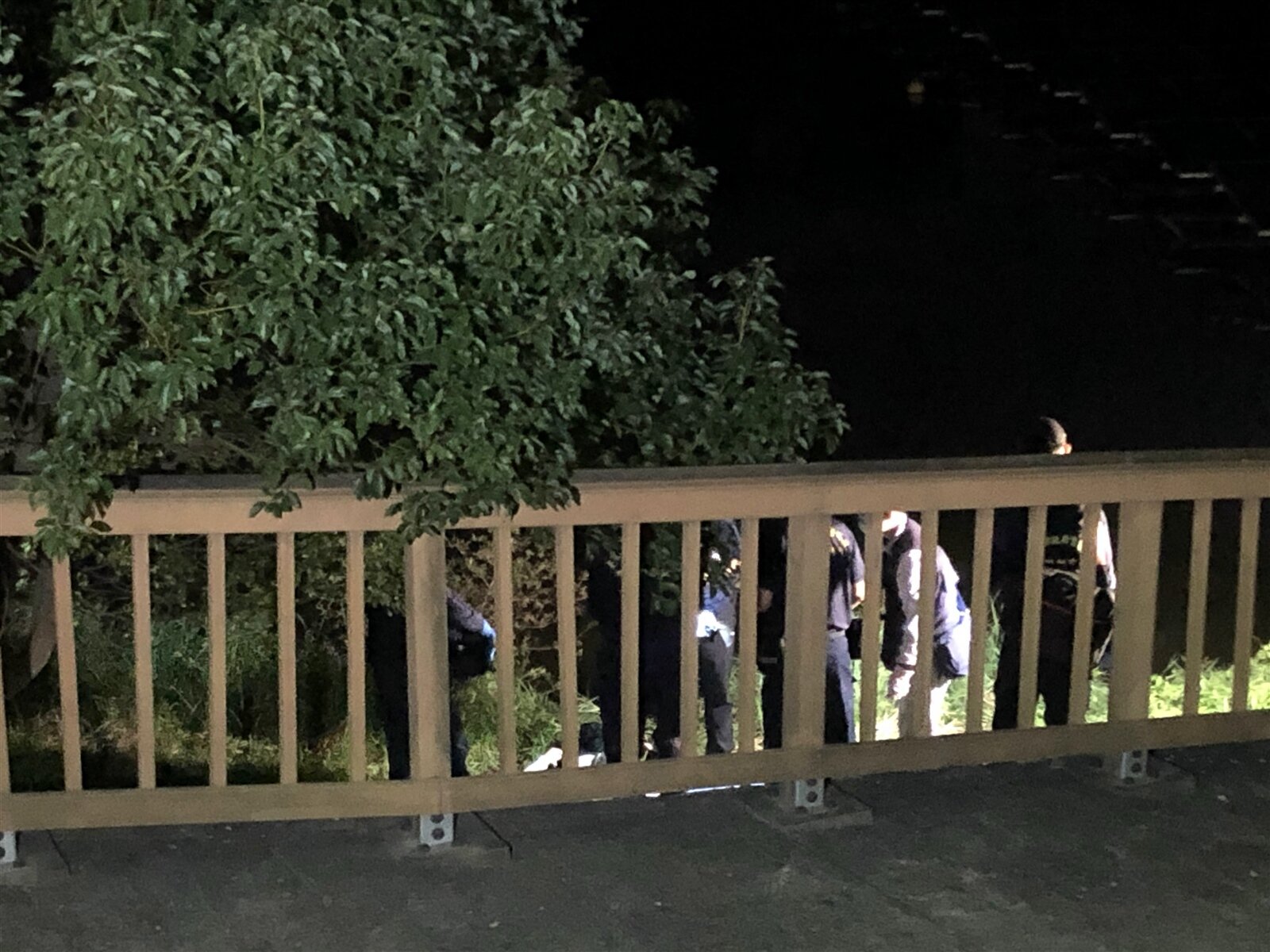 台南永康科工區滯洪池雙屍命案,員警在現場檢視證物鑑識遺體。記者周宗禎/攝影