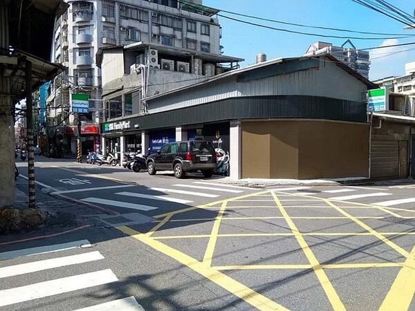 網友批評溪崑地區人行道不友善。圖／「我是板橋溪崑地區人」臉書翻攝

