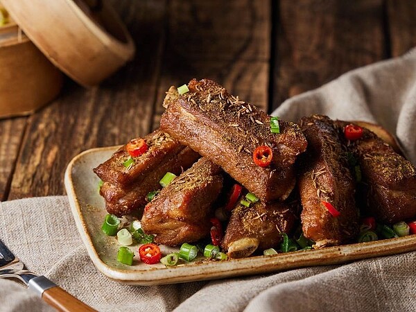 饗食天堂大口饗樂骨。圖／業者提供