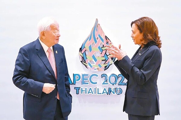 代表台灣出席APEC經濟領袖會議的張忠謀(左)昨與美國副總統賀錦麗(右)會晤,雙方親切交談。圖/APEC台灣代表團提供