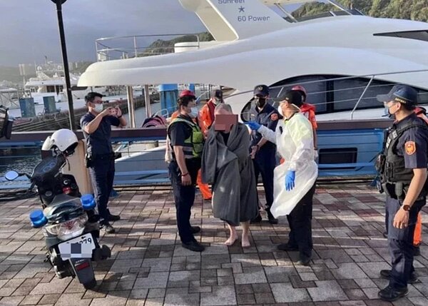 噪音糾紛倒垃圾時砍死鄰居躲海裡整夜，檢依殺人罪起訴。圖／聯合報