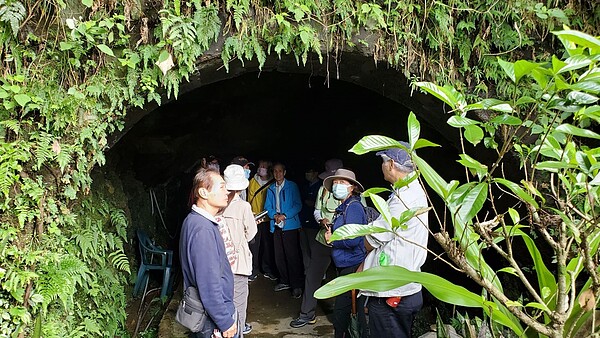 社區近期也邀請在地的淘金達人陳石成進行社區步道解說與導覽。圖／新北市政府提供