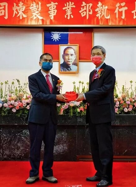 辛繼勤(右)今年3月從中油董事長李順欽(左)手上接下印信,擔任煉製事業部執行長。圖/中油提供