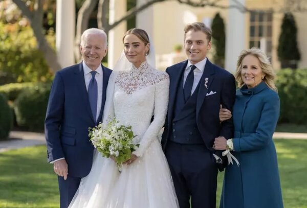 美國總統拜登（左）的長孫女娜歐米·拜登（左二）與尼爾（右二）於19日上午在白宮南草坪舉行婚禮，婚禮後與拜登和第一夫人吉兒（右）合影。圖／白宮提供
