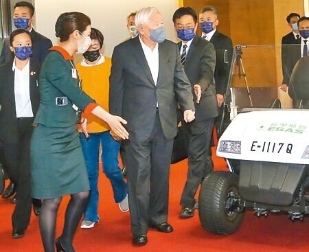 台積電創辦人張忠謀結束曼谷APEC經濟領袖會議行程,20日下午搭機返台。總統府預計21日安排APEC領袖返國記者會,張忠謀將親自向國人說明此行成果。圖∕陳麒全