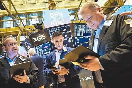 根據永豐金證券的「豐存股-美股」平台統計,10大價值型個股過去一個月連袂上漲,價值型ETF更創下1成漲幅,成為長期存股族關注重點,此時正可善用美股存股平台,每次100美元小額買進,為明年的投資成果打好基礎。(圖∕本報資料照)