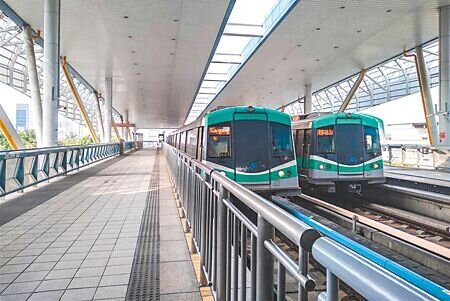 近幾年各地大興土木,軌道建設如雨後春筍般冒出。圖為高雄捷運。(本報資料照片)