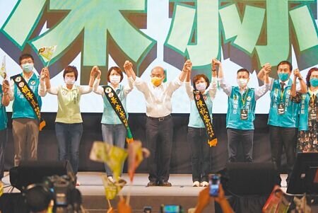 行政院長蘇貞昌(左四)昨抵彰化,為黨籍縣長候選人黃秀芳站台。(吳建輝攝)