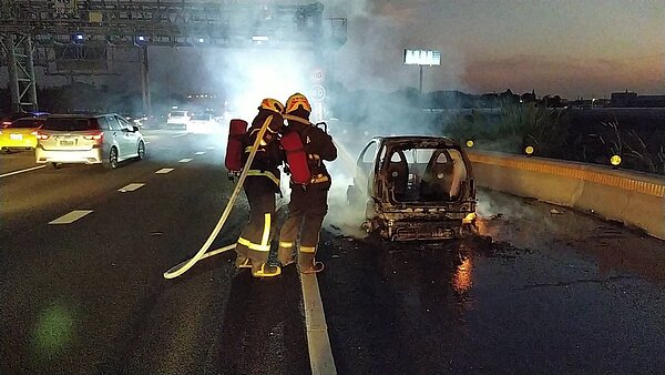 國道1號南向209公里彰化縣埔鹽段今天下午5點多發生貨車火燒車事件,火勢在半小時後撲滅,幸無人員傷亡。圖/彰化消防局提供