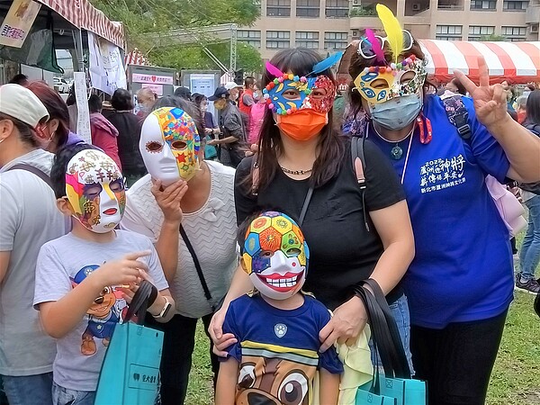 新北市國際文教中心國際一日遊學教做面具、開踩街趴。圖/新北教育局提供