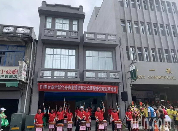 居民自覺翻轉展現成果,台南新化老街東邊立面整修完竣今啟用。圖 /讀者提供