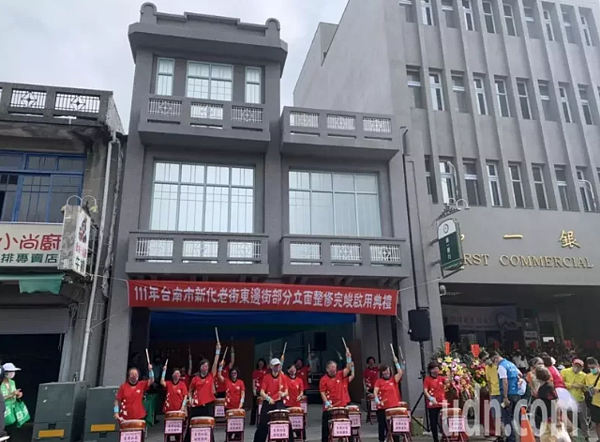 居民自覺翻轉展現成果，台南新化老街東邊立面整修完竣今啟用。圖 ／讀者提供