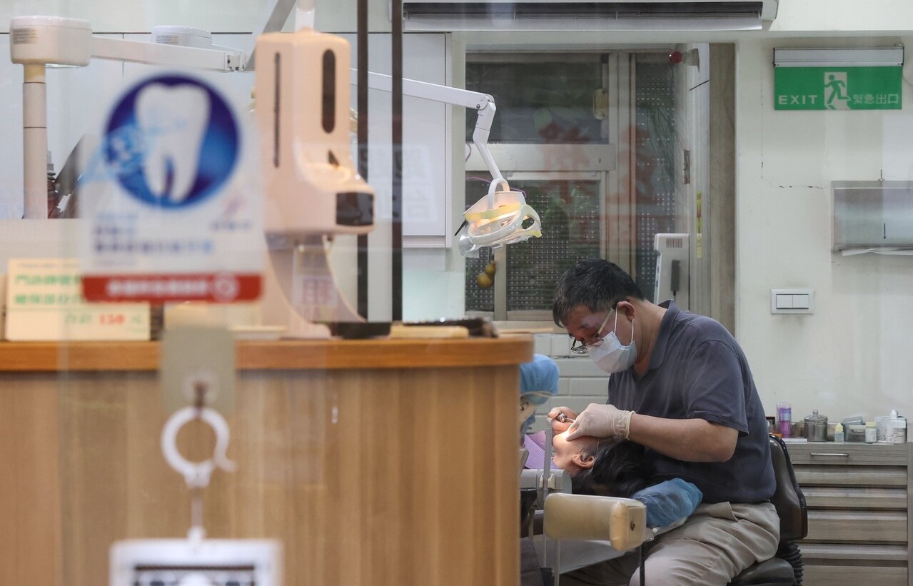 牙齒遇缺不補,可能造成營養失調,也可能讓缺牙區的牙床萎縮,圖為牙醫示意圖。圖/聯合報系資料照片