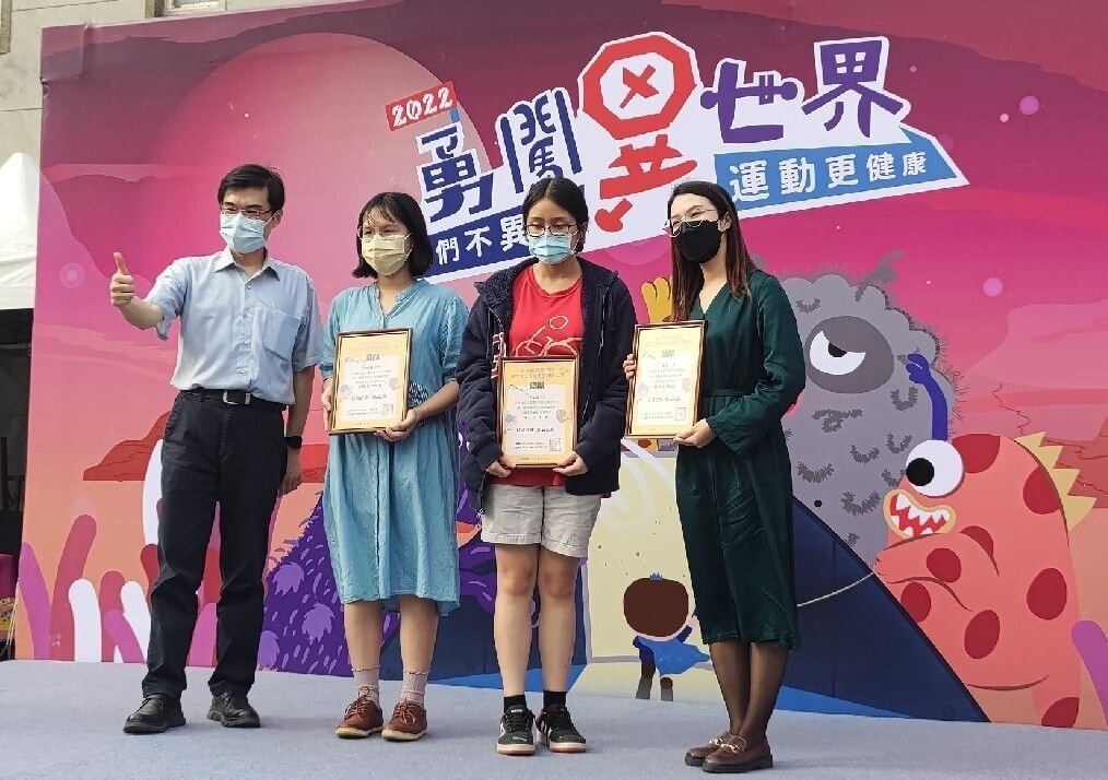 異位性皮膚炎病友協會理事長朱家瑜(左一)今出席「2022勇闖異世界」活動,並頒發第一屆「美麗印記」異位性皮膚炎全國繪畫比賽,給獲獎的三位病友參賽者。記者鄒尚謙/攝影