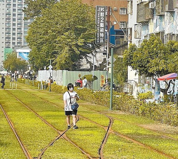 高雄駁二藝術特區本周末舉辦「2022駁二動漫祭-同人誌創作展」,吸引破千名民眾前往朝聖,不過卻發生民眾漫步在輕軌軌道上的危險行徑。圖/摘自臉書高雄大小事
