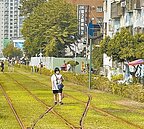 高雄動漫祭　人潮多爆亂象　民眾漫步輕軌軌道