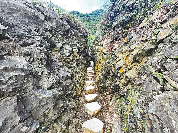 新北市瑞芳區三安社區透過核心班雇工購料農村營造實作課程,修繕山尖觀光步道打造巨石公園。圖/新北市農業局提供