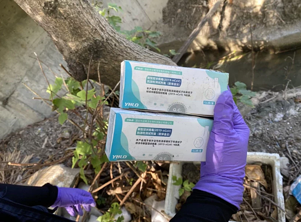 台中市清水區被棄置廢棄物,包括3箱未開封使用快篩試劑,環保局昨天到場稽查。圖/台中市環保局提供