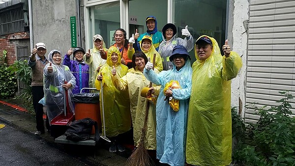 建泰里志工努力清潔環境。(圖擷取自鵬程里陳鵬程臉書)