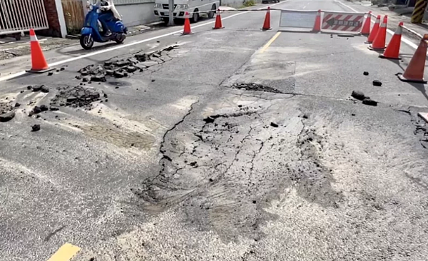 台南歸仁民生南街多處地面爆裂路面成河,水公司關掉上游閥門後路凹陷破損。記者周宗禎/攝影