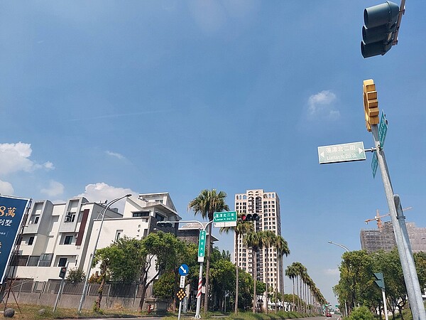 台南預售屋市場不太妙?專家揭:秒殺情況已不復見 永慶不動產河樂金華加盟店張家驊店東表示,在一些負面因素干擾下,今年房市明顯買氣下降,不少預售案的秒殺情形已不再有,物件去化時間也拉長。圖/好房網News林和謙/攝