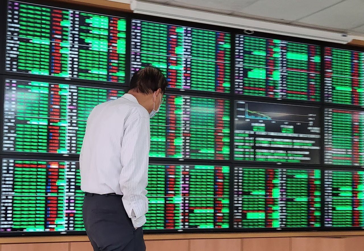 某建設公司麥姓老董認為某支股票有利可圖，挪用公司資金炒短線，賠了6千多萬元，後來還吃刑民官司，再噴1千多萬元。示意圖／聯合報系資料照片