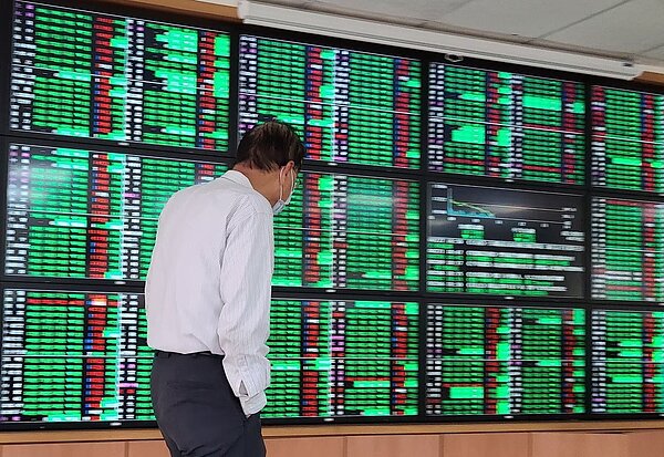 某建設公司麥姓老董認為某支股票有利可圖,挪用公司資金炒短線,賠了6千多萬元,後來還吃刑民官司,再噴1千多萬元。示意圖/聯合報系資料照片