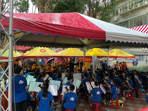 龍生里中秋節活動表演。圖／取自「沈鳳雲」臉書
