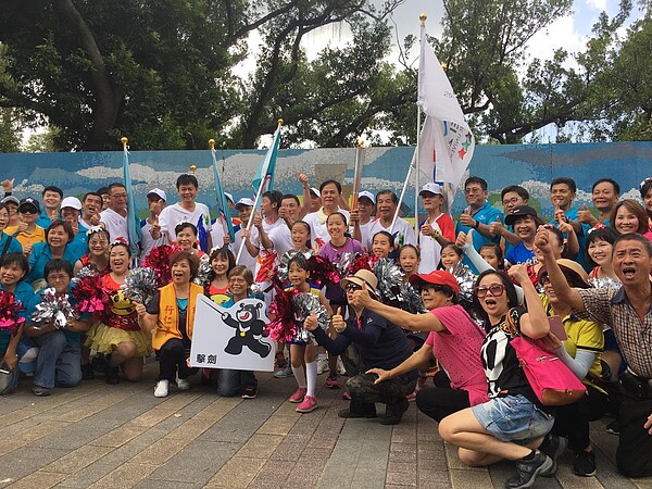 力行里沈里長與里民一同參與台北世大運。圖/取自力行里好fun心臉書。
