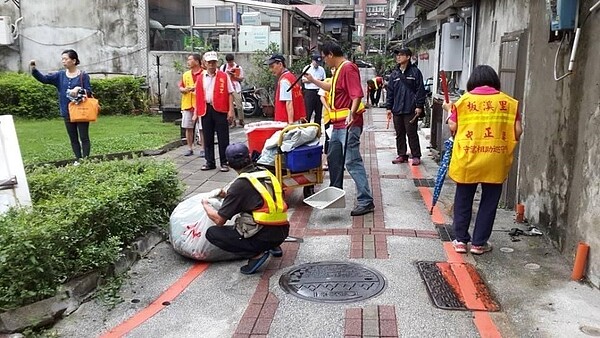主動清理家園。圖 / 黃國輝里長臉書提供

