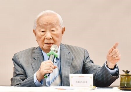 2022亞太經濟合作經濟領袖會議代表團返國記者會，領袖代表暨台積電創辦人張忠謀說明此行成果。圖∕顏謙隆