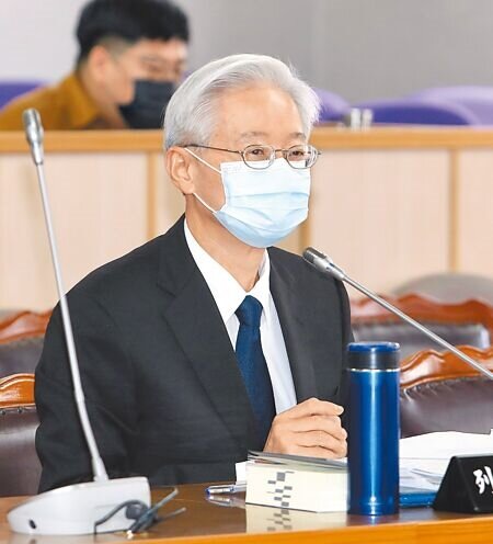 中選會日前公告,新冠肺炎確診者不得出門投票,引起違憲疑慮。對於中選會的說法,司法院祕書長林輝煌21日在立法院司法及法制委員會表示,確診者不能投票是否違憲,必須要先成為個案後,再由憲法法庭判決,「司法院不適合表示意見」。(劉宗龍攝)