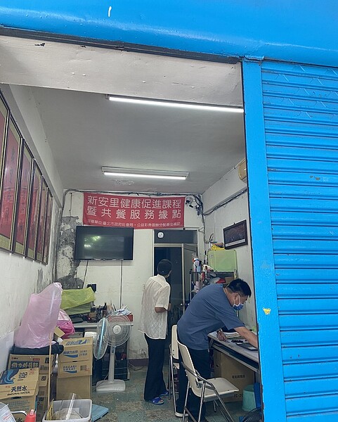 新安里里長辦公室一隅，郭正中里長（右，藍衣）正在幫民眾預約疫苗。（蔡愷恆／攝）
