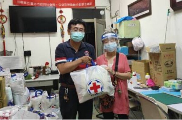 熱心團體捐贈防疫物資給里內弱勢家庭，委託里長發送給民眾。（圖片擷取自郭正中里長部落格）
