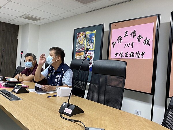 楊錦宗（左）主持會報。圖／里長提供
