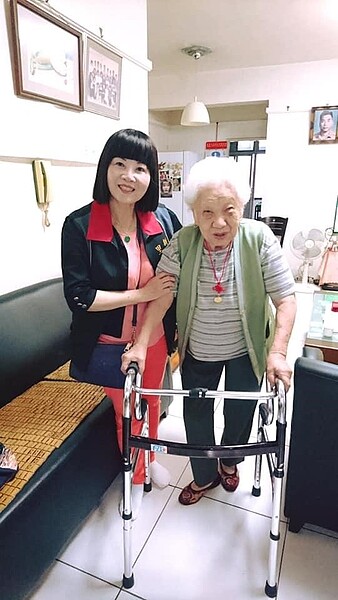 新北市永和區河濱里里長孫黃秋月(左)。（圖／擷取自永和區河濱里-孫黃秋月里長粉絲團專頁）
