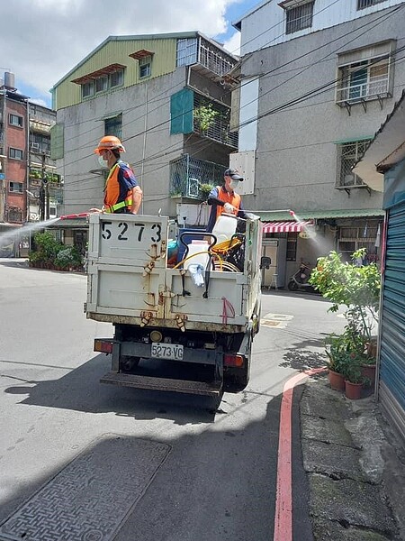 新北市永和區河濱里定期消毒。（圖／擷取自永和區河濱里-孫黃秋月里長粉絲團專頁）
