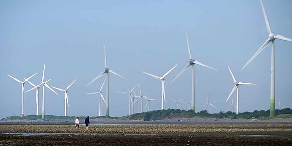 離岸風電區塊開發選商第二期選商作業明年啟動,相關規則草案預計年底或明年初公布,多家離岸風電開發商高分貝呼籲,政府應放寬單一風場容量上限至1GW,並縮減國產化要求,才能加速風場開發。圖/中時報系資料照