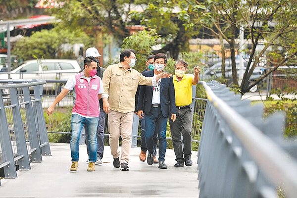 基隆市長林右昌(前排左二)21日視察暖暖自行車道,目前工程進度95%,預計今年底完工。(基隆市政府提供/楊亞璇基隆傳真)