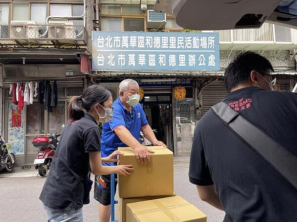 洪天化里長接收外界援助的物資，協助發放給里民。（圖片擷取自洪天化里長臉書）

