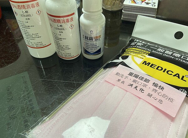 洪天化里長發放的防疫物資，圖內有各種大小罐裝的酒精及醫療用口罩。（蔡愷恆／攝）
