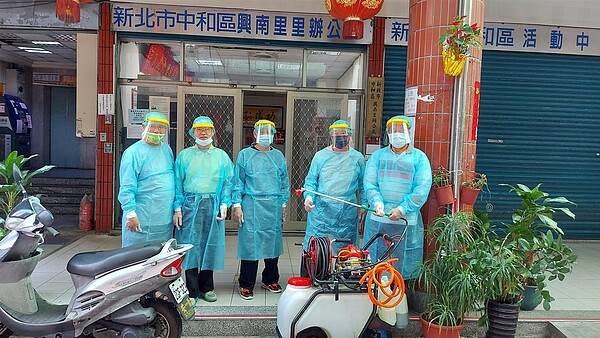 中和區興南里消毒人員合照。（圖／擷取自興南里里辦公室粉絲團專頁）
