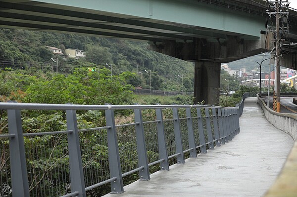 基隆市長林右昌視察暖暖自行車道工程，市府工務處簡報工程進度已達95%，預計今年底完工。圖／基市府提供