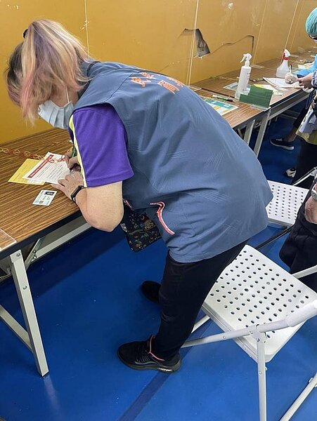 簡里長協助里民打疫苗。圖／簡美蓮里長提供