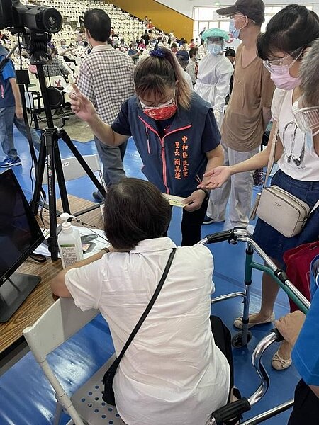 簡里長協助管理疫苗施打站秩序。圖／簡美蓮里長提供
