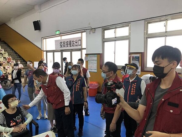 簡里長安撫里民打疫苗的心情以及關心里民的身體狀況。圖／簡美蓮里長提供
